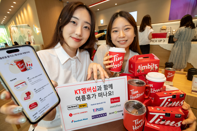 KT가 여름 휴가철을 맞아 7월 멤버십 혜택을 강화한다.KT 모델들이 광화문에 위치한 카페 ‘팀홀튼’에서 KT 멤버십으로 받은 무료 커피를 즐기고 있는 모습. /사진=KT 