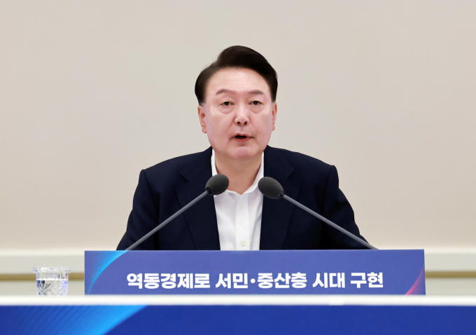 윤석열 대통령이 소상공인 위기 극복을 위한 지원 방안에 대해 "현금 살포 같은 미봉책이 아닌 구조적인 대책이 추진돼야 한다"고 말했다. 사진은 윤 대통령이 3일 서울 종로구 청와대 영빈관에서 열린 '하반기 경제정책방향 및 역동경제 로드맵 발표' 회의에서 발언하는 모습. /사진=뉴시스(대통령실통신사진기자단) 