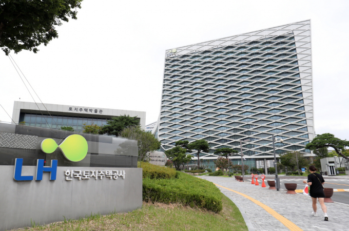 LH에 따르면 올 5월 기준 매입임대의 공가(빈집) 수는 5203가구다. LH 진주 본사 사옥 /사진=뉴스1