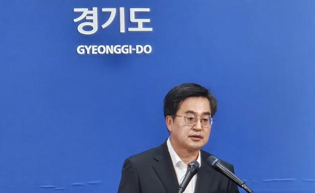 김동연 지사가 2일 도청 브리핑룸에서 유가족에게 긴급생계비를 지원하겠다고 밝히고 있다. 사진=김동우 기자 