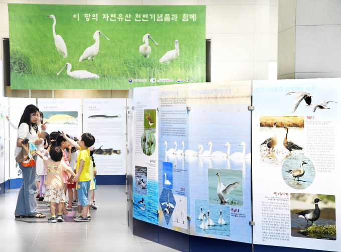  2일 '이 땅의 자연유산 천연기념물 특별전'을 찾은 어린이와 시민 관람객은 좀처럼 보기 힘든 32점의 조류와 포유류 박제를 관찰하고 있다. / 사진제공=시흥시