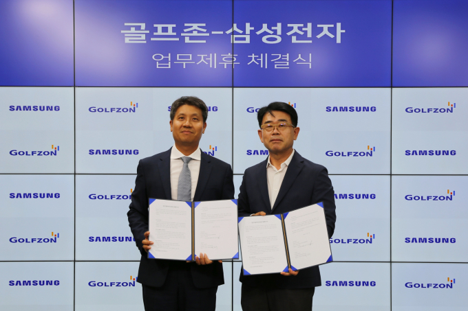 골프존이 삼성전자와 스마트 매장 구축 사업을 위한 업무협약을 했다. 사진은 지난 2일 골프존타워서울에서 진행된 업무협약식에서 박강수 골프존 박강수 대표(왼쪽)와 삼성전자 한국총괄 B2B영업팀 오치오 팀장이 기념사진을 촬영하고 있다. /사진= 골프존