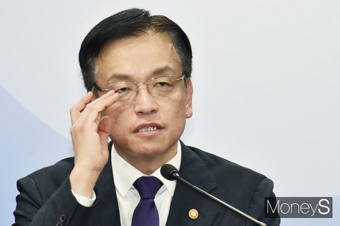 [머니S포토] 정부 