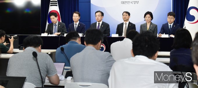 [머니S포토] 정부 