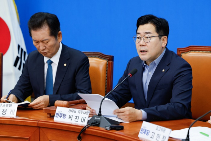 더불어민주당이 윤석열 대통령 탄핵소추안 국민 청원 100만명 돌파를 언급하며 "윤석열 정권을 심판하자는 국민의 목소리"라고 말했다. 사진은 박찬대 민주당 원내대표(오른쪽)가 3일 서울 여의도 국회에서 열린 최고위원회의에 참석해 모두 발언하는 모습. /사진=뉴스1