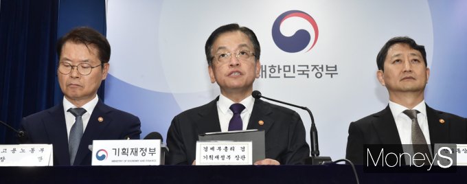 [머니S포토] 최상목 부총리 