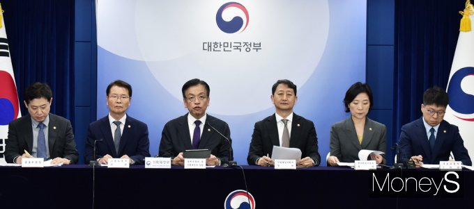 사진은 3일 진행된 '역동경제 로드맵 및 하반기 경제정책방향' 관계부처 합동 브리핑. /사진=임한별 기자