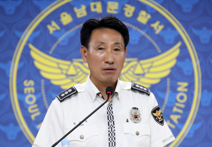 경찰이 서울 시청역 교통사고와 관련해 가해 차량 및 충돌 차량의 블랙박스 영상 등을 국립과학수사연구원에 제출하고 분석까지 한 달 이상 걸린다고 밝혔다. 사진은 정용우 남대문경찰서 교통과장이 2일 서울 중구 남대문경찰서에서 시청역 인도 차량돌진 사고 관련 브리핑을 하는 모습. /사진=뉴스1