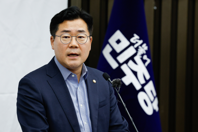 박찬대 더불어민주당 원내대표가 지난 2일 대정부질문 파행에 대한 책임을 국민의힘에 물었다. 사진은 박 원내대표가 3일 서울 여의도 국회에서 열린 의원총회에 참석해 모두 발언하는 모습. /사진=뉴스1