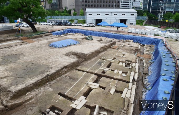 [머니S픽] 덕수궁 흥덕전 內 배수로 유구 발견… 발굴 성과 '국민' 공개