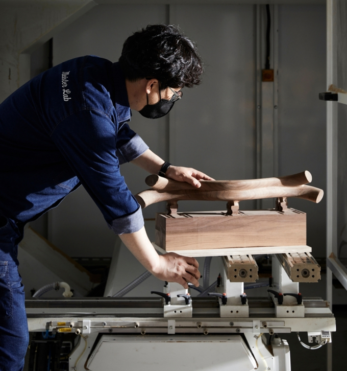 현대리바트는 고급원목 소재와 파격적인 디자인을 적용한 고가의 '마이스터 컬렉션'을 내세워 브랜드 고급화를 꾀했다. 사진은 마이스터 장인이 5축 CNC 머신으로 제품을 다듬고 있는 모습. /사진=현대리바트