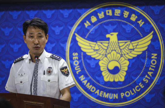 시청역 인근에서 발생한 역주행 교통사고를 조사하고 있는 경찰이 가해차량 정차 지점에 스키드 마크가 남아있다고 밝혔다. 사진은 정용우 남대문경찰서 교통과장이 중구 남대문경찰서에서 교통사고와 관련해 브리핑을 하는 모습. /사진=뉴시스