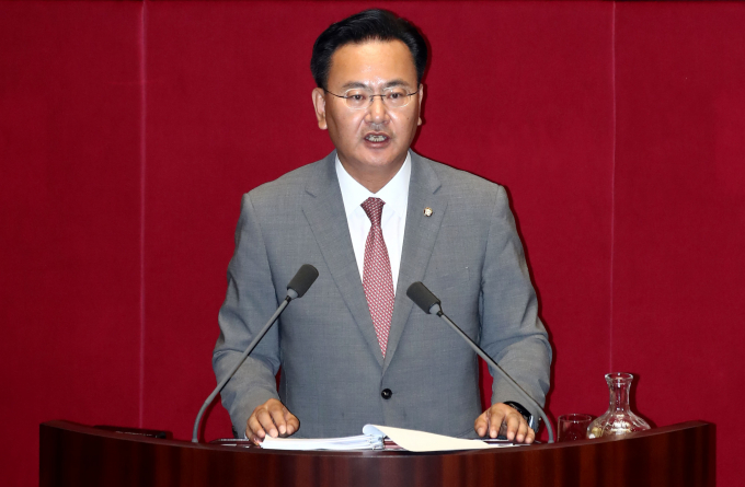 야당이 3일 국회 본회의에서 국민의힘의 필리버스터(무제한 토론) 종결 동의를 국회에 제출했다. 사진은 유상범 국민의힘 의원이 3일 서울 여의도 국회에서 열린 제415회 국회(임시회) 5차 본회의에서 법안 처리 저지를 위한 필리버스터를 하는 모습. /사진=뉴스1