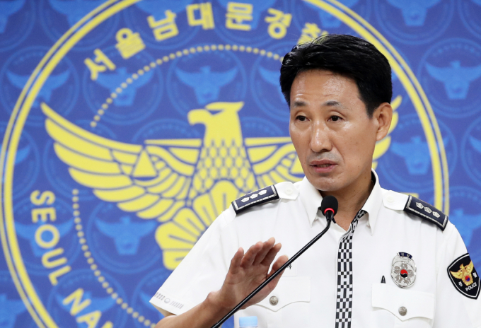 경찰이 사고 현장에서 '스키드마크'가 발견됐다고 보도했다가 이후 '유류물 흔적'이라고 발표를 번복했다. 사진은 정용우 남대문경찰서 교통과장이 사고와 관련해 중간 브리핑을 하는 모습. /사진=뉴스1