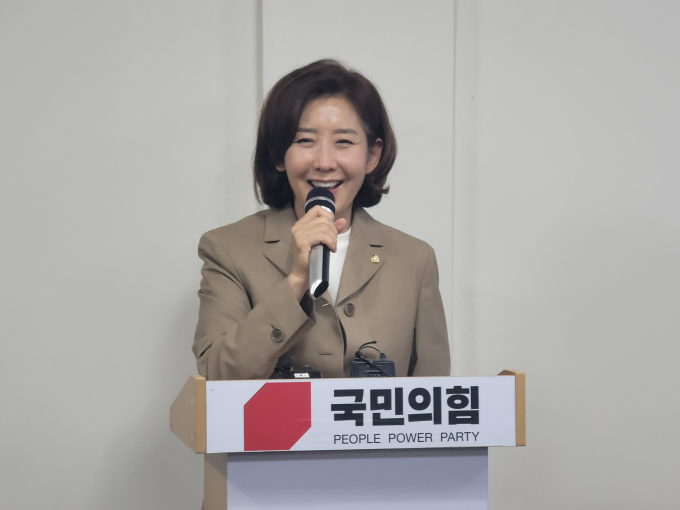 국민의힘이 진행하는 채상병 특검법에 대한 필리버스터에 나경원 국민의힘 의원이 나선다. 사진은 나 의원이 3일 대구시 수성구 주호영 의원 지역구 사무실에서 가진 당원간담회에서 모두발언 하는 모습. /사진=뉴시스