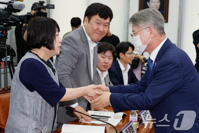 이화영 전 경기도 평화부지사의 배우자인 백정화 씨가 26일 서울 여의도 국회에서 더불어민주당 정치검찰사건조작특별대책단 주최로 열린 '정치검찰 사건조작 피해사례 증언과 대책 간담회'에 참석해 민형배 단장과 악수하고 있다. 가운데는 김광민 변호사. 2024.6.26/뉴스1 ⓒ News1 안은나 기자