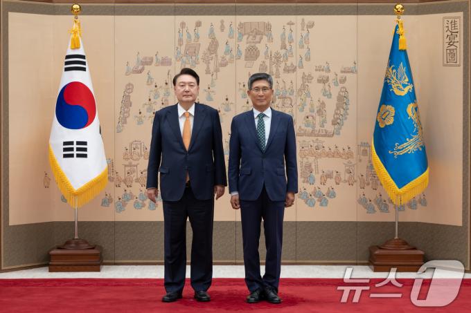 [사진] 윤석열 대통령, 김판규 주나이지리아대사 신임장 수여