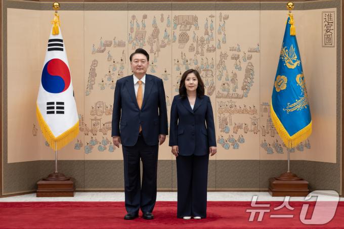 [사진] 윤석열 대통령, 서민정 주노르웨이대사 신임장 수여