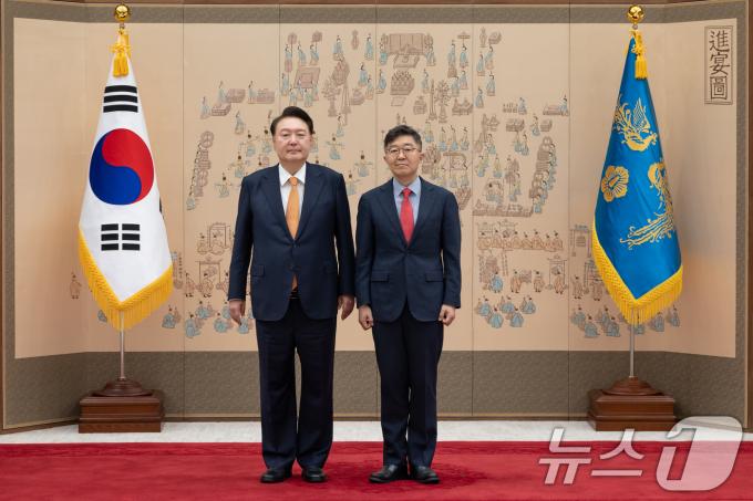 [사진] 윤석열 대통령, 최진원 주몽골대사 신임장 수여