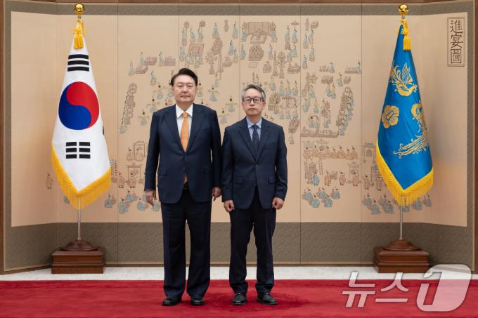 [사진] 윤석열 대통령, 이장 주볼리비아대사 신임장 수여