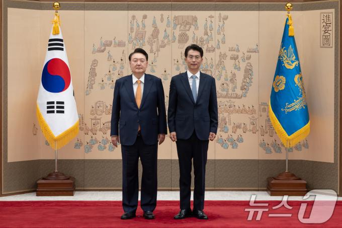[사진] 윤석열 대통령, 김필우 주요르단대사 신임장 수여