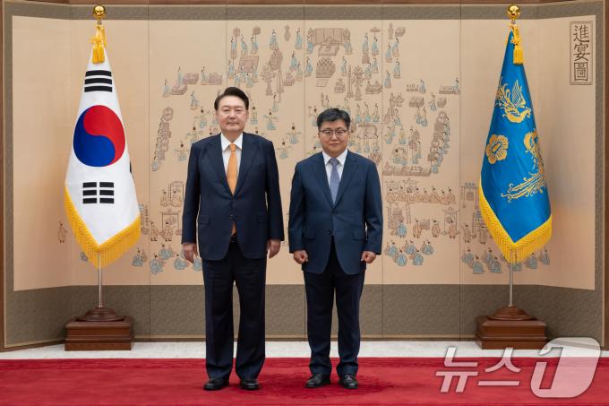 [사진] 윤석열 대통령, 윤현수 주카타르대사 신임장 수여