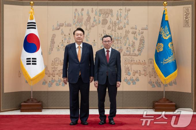 [사진] 윤석열 대통령, 김득환 주과테말라대사 신임장 수여