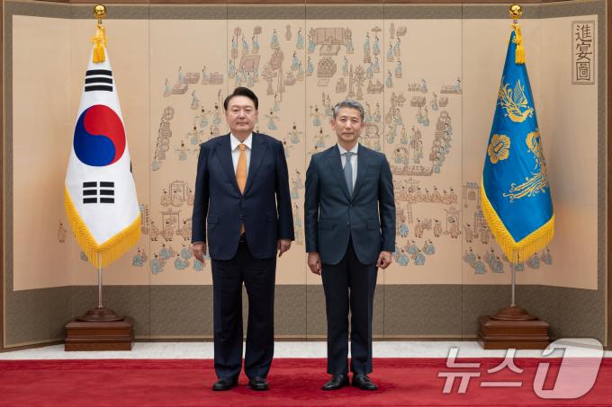 [사진] 윤석열 대통령, 임주성 주그리스대사 신임장 수여