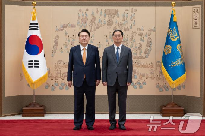 [사진] 윤석열 대통령, 박종석 주쿠웨이트대사 신임장 수여