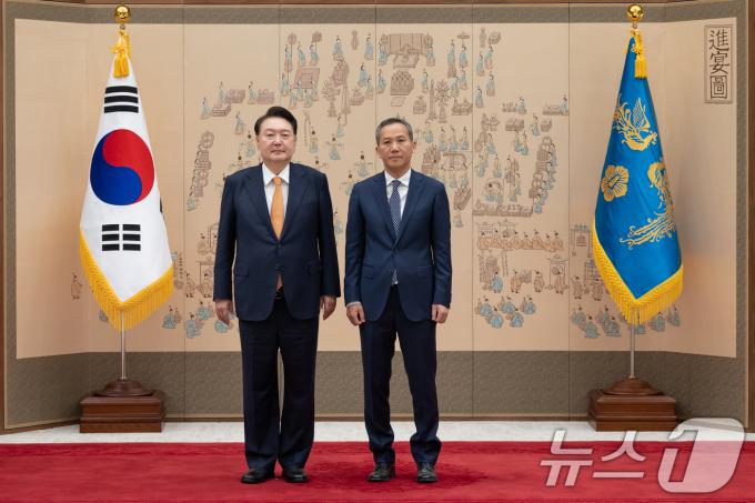 [사진] 윤석열 대통령, 임주성 주그리스대사 신임장 수여