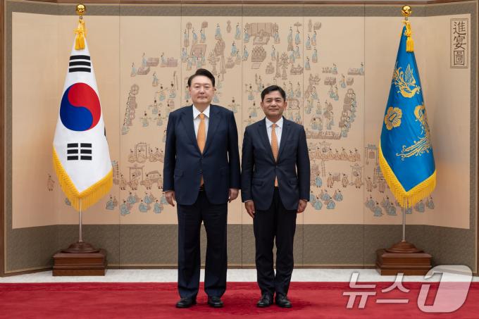 [사진] 윤석열 대통령, 윤연진 주모로코대사 신임장 수여