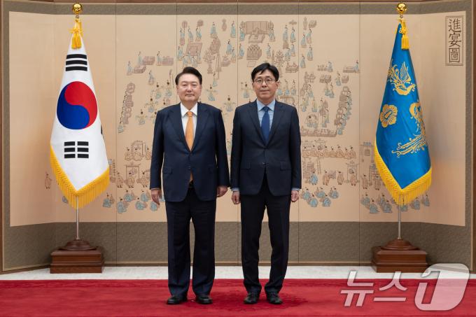 [사진] 윤석열 대통령, 원도연 주우즈베키스탄대사 신임장 수여