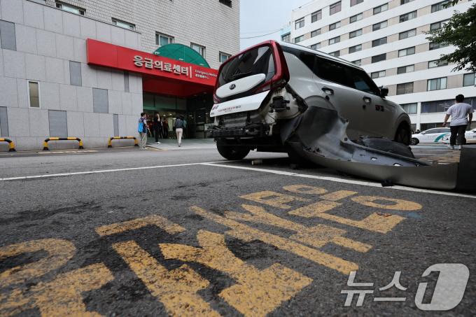 [사진] 국립중앙의료원에 차량 돌진 사고…부상자 발생