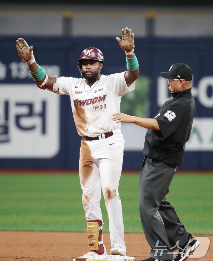 [사진] 도슨 '첫 타석부터 2루타'