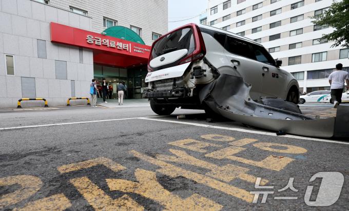 [사진] 국립중앙의료원 돌진사고, 피해차량 세워진 응급실 앞