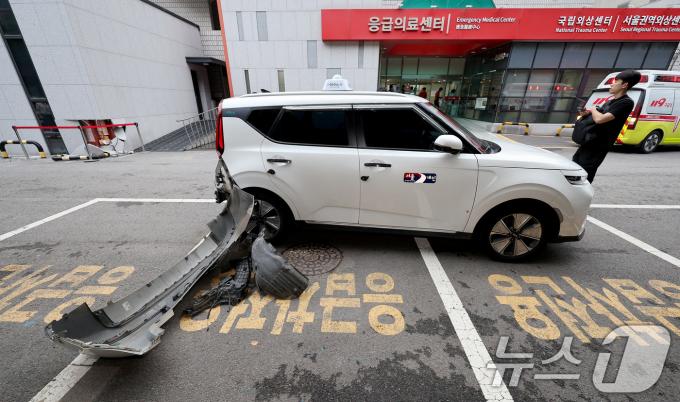 [사진] 병원 응급실 앞에서 발생한 돌진사고