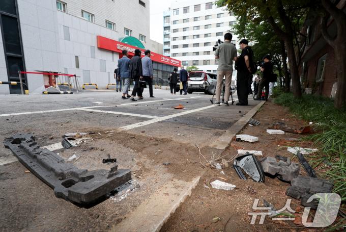 [사진] 택시 돌진사고 현장에 널브러진 차량 파편