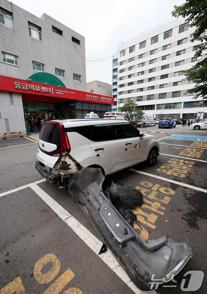 [사진] 돌진사고로 피해입은 차량