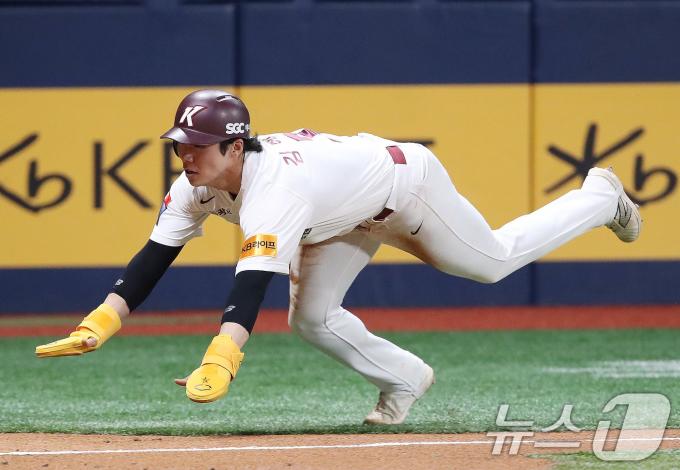 [사진] 슬라이딩하는 김혜성