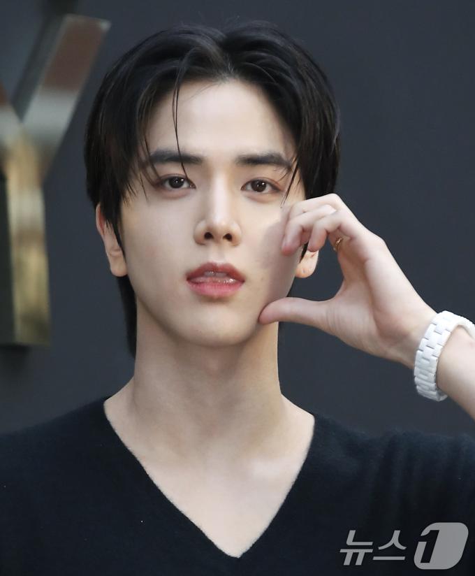 [사진] 더보이즈 영훈, 혀빼꼼 하트 플러팅