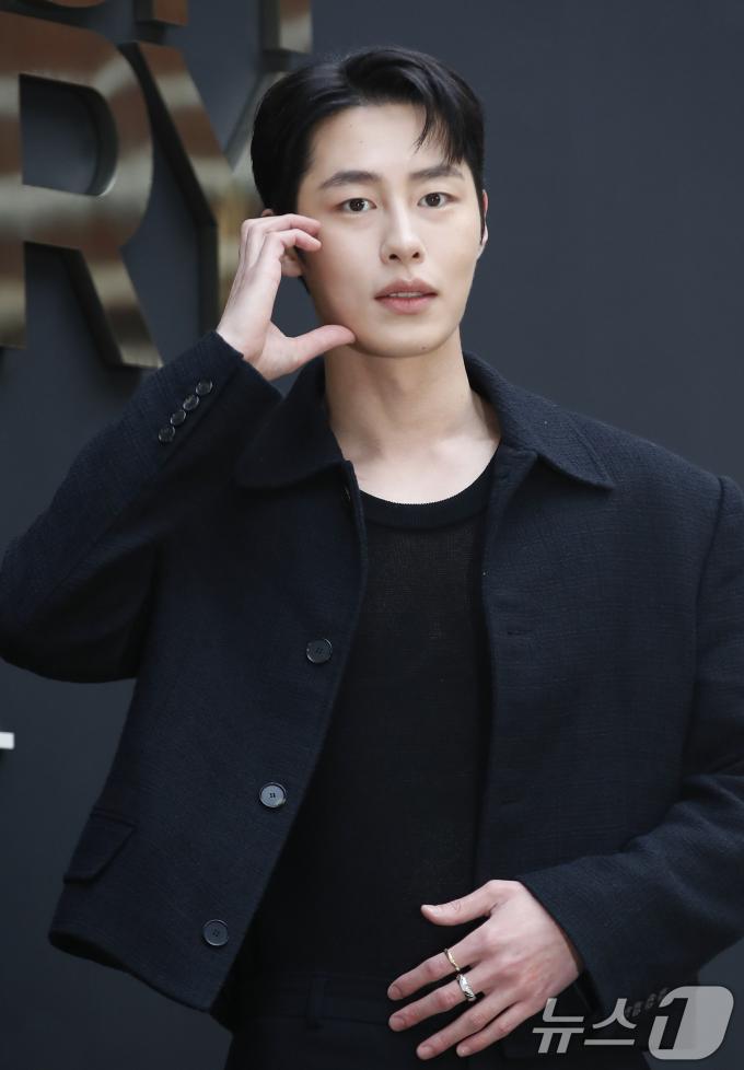 [사진] 이재욱, 근사한 볼 하트