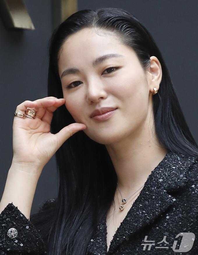[사진] 전여빈, 매혹적인 볼 하트