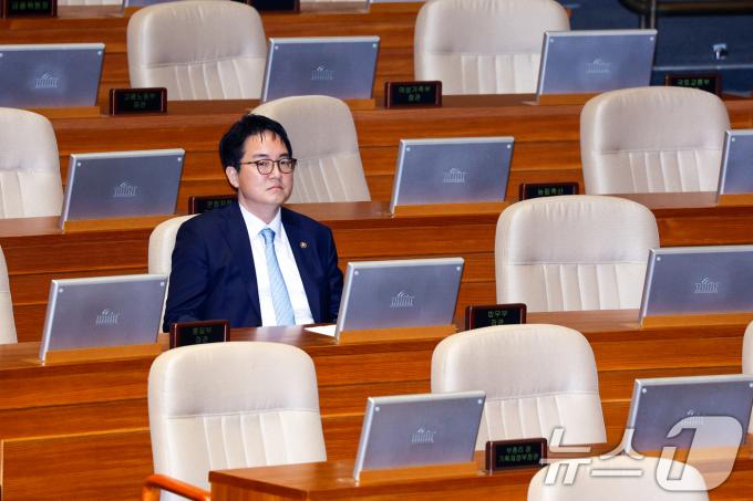[사진] 필리버스터 지켜보는 심우정 법무차관