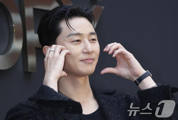 [사진] 박서준, 귀한 양볼 하트