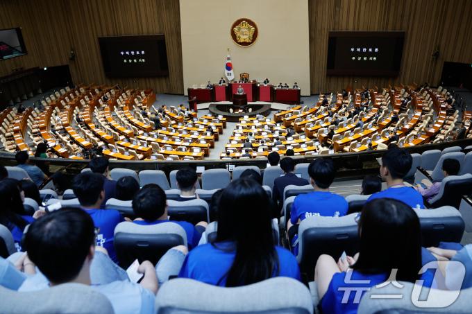 [사진] 국회 필리버스터 지켜보는 학생들