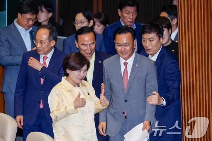 [사진] 토론 마친 유상범 의원 격려하는 동료 의원들