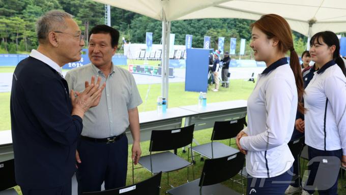 [사진] 양궁 국가대표 상비군 격려하는 유인촌 장관