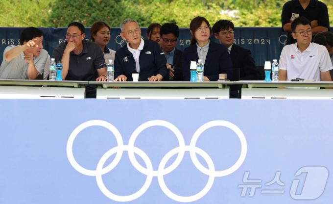 [사진] 양궁 국가대표 경기 바라보는 문체부 장관과 차관