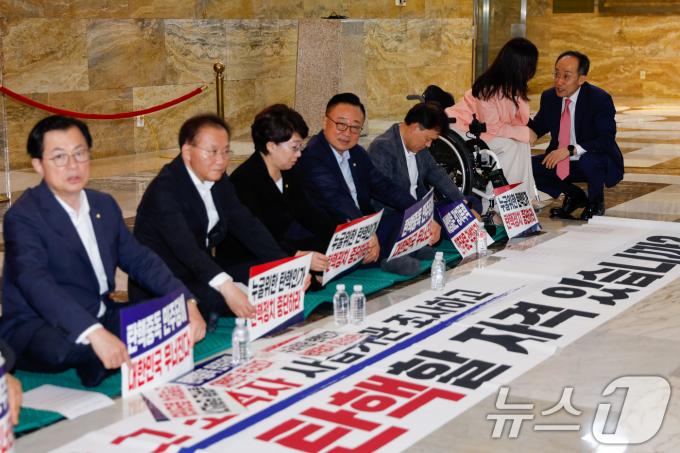 [사진] 연좌농성 격려하는 추경호 원내대표