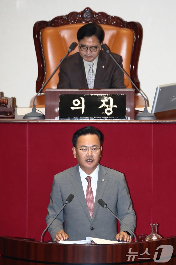 유상범 국민의힘 의원이 3일 오후 서울 여의도 국회에서 열린 제415회 국회(임시회) 5차 본회의에서 법안 처리 저지를 위한 무제한토론(필리버스터)을 하고 있다. 2024.7.3/뉴스1 ⓒ News1 이광호 기자